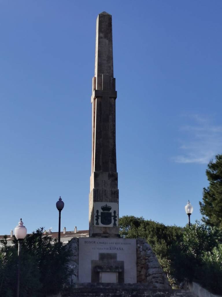 La present llei acabarà amb nombrosos monuments que fins ara feien apologia al règim franquista i a les seves victòries, però n'hi ha de molts altres que es desconeix el seu futur. Aquest últim és el cas del monòlit que establert des del 1939 a la Plaça Esplanada de Maó, a Menorca.